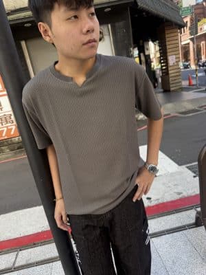 IMG_7236 肌理紋微V TEE
