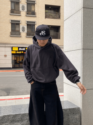 飛鏢刺繡寬短版帽T